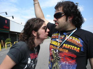 Matt testing the smell of rock'n'roll on Jonna's armpit
