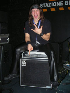 Rob being happy to use an Ampeg SVT 3 + 1x15 cabinet